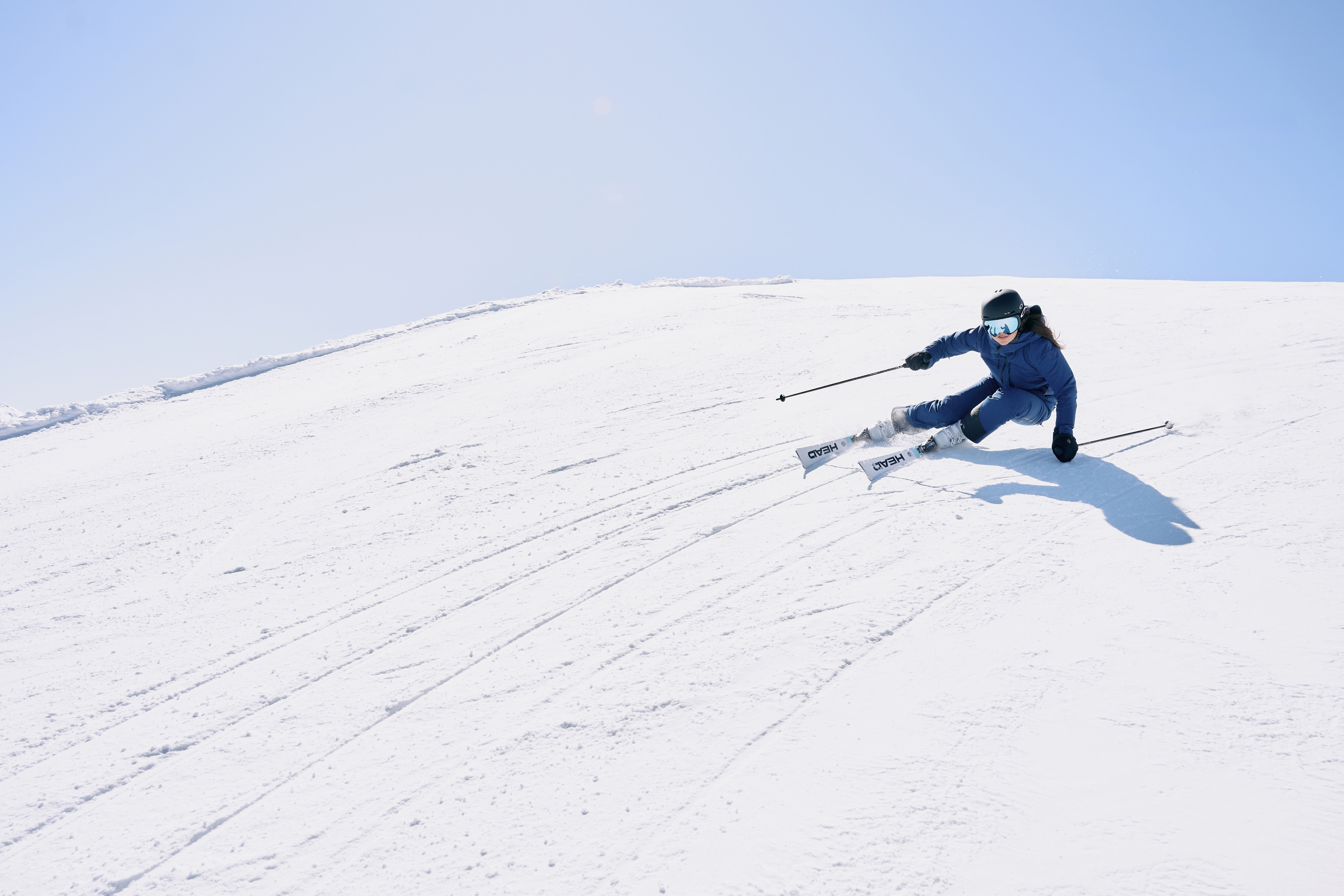 Frau beim Skifahren an einem sonnigen Tag. Wintersport und Freizeitaktivitäten im Freien.
