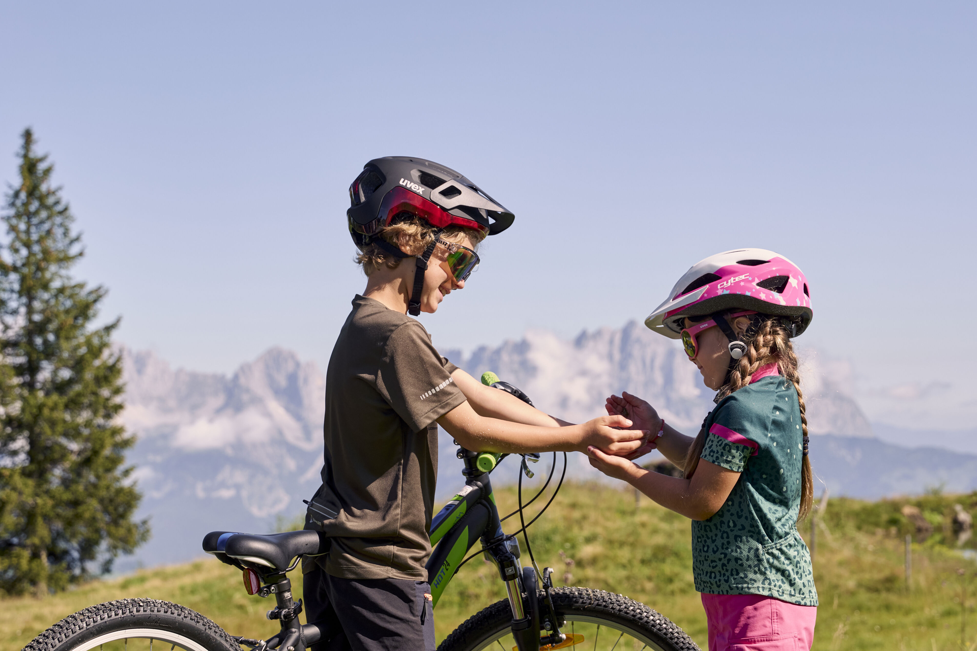 Zwei Kinder in Bike-Outfit klatschen sich gegenseitig in die Hände