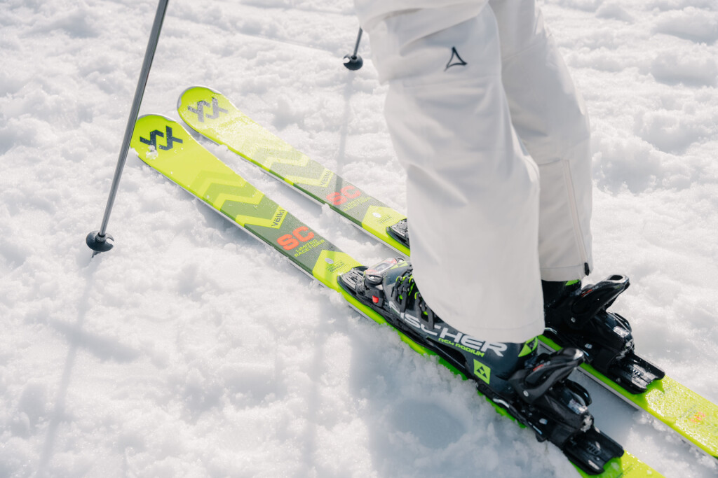 Nahaufnahme eines gelben Skis der im Schnee steht