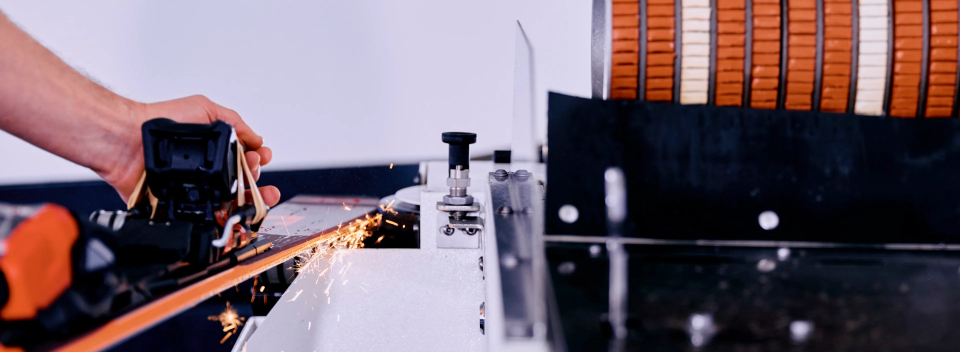 Nahaufnahme wie die Kanten eines roten Skis geschliffen werden