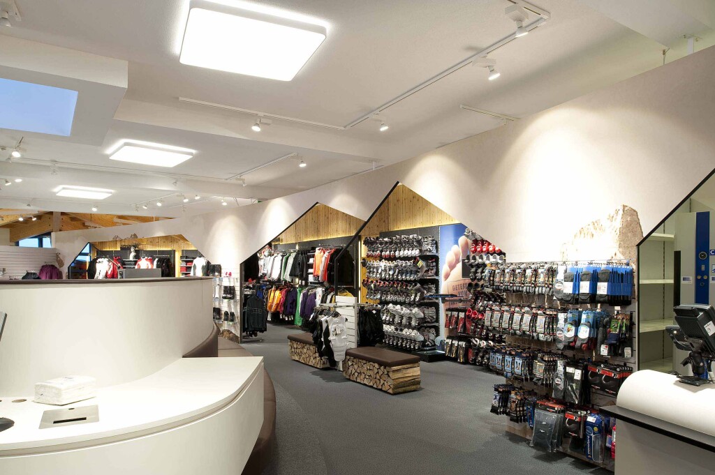 INTERSPORT Wolfart Geschäft von innen mit Regalen und Sportzubehör