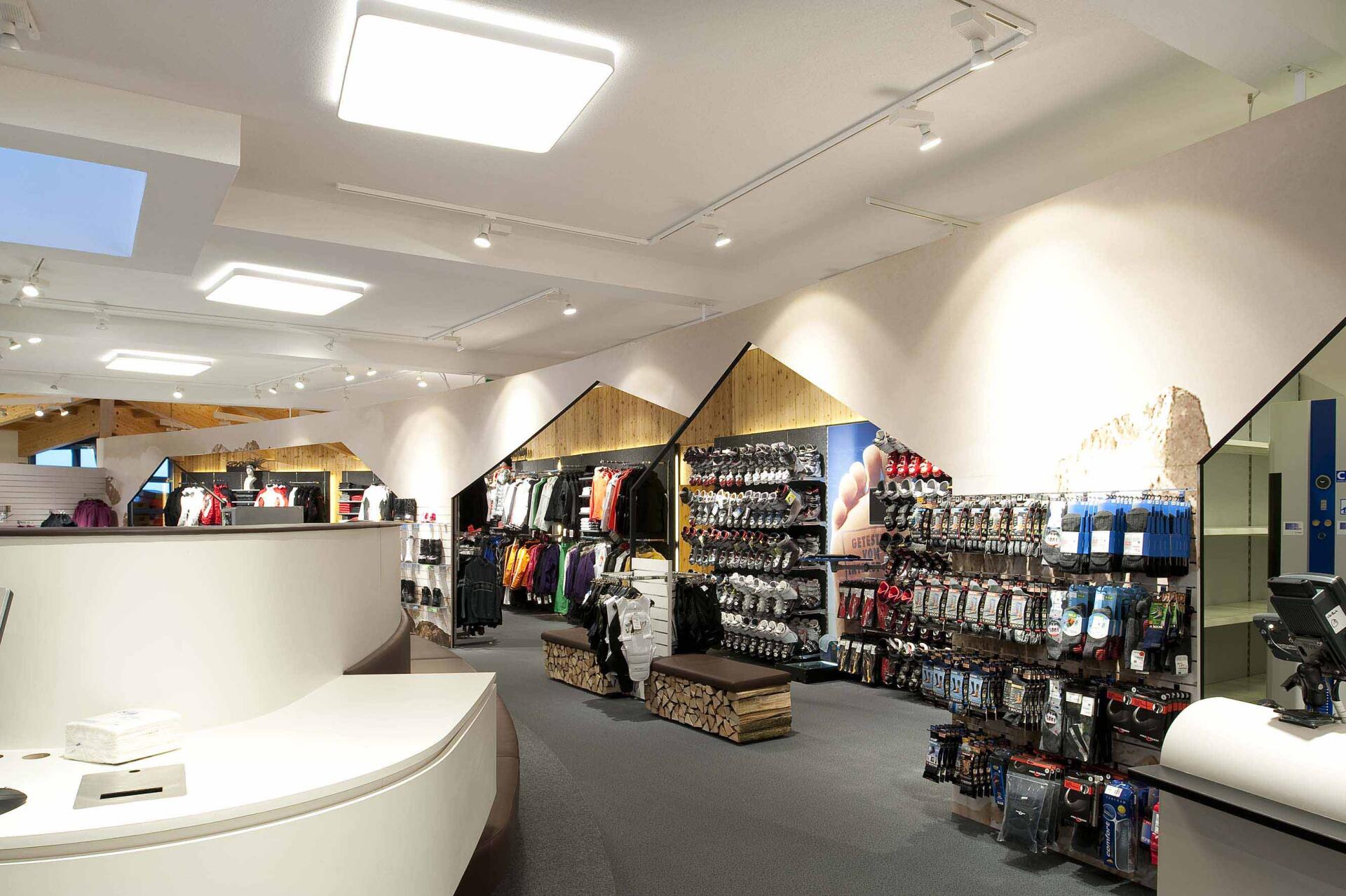 INTERSPORT Wolfart Geschäft von innen mit Regalen und Sportzubehör
